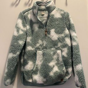 Very soft and thick pullover sweatshirt with pocket